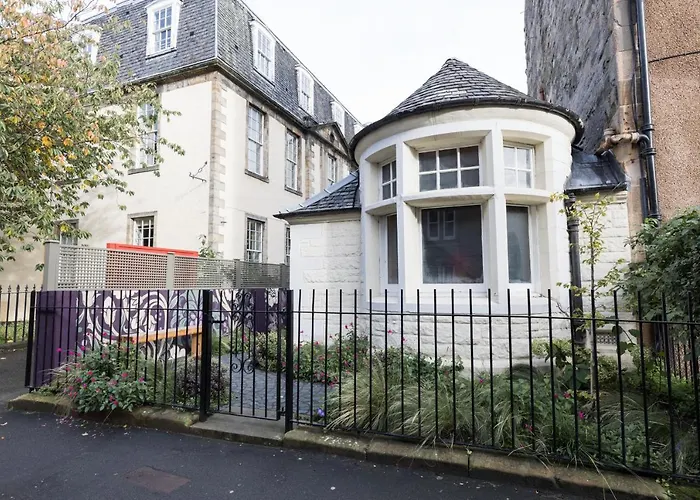 Joivy Contemporary Cottage With Free Parking